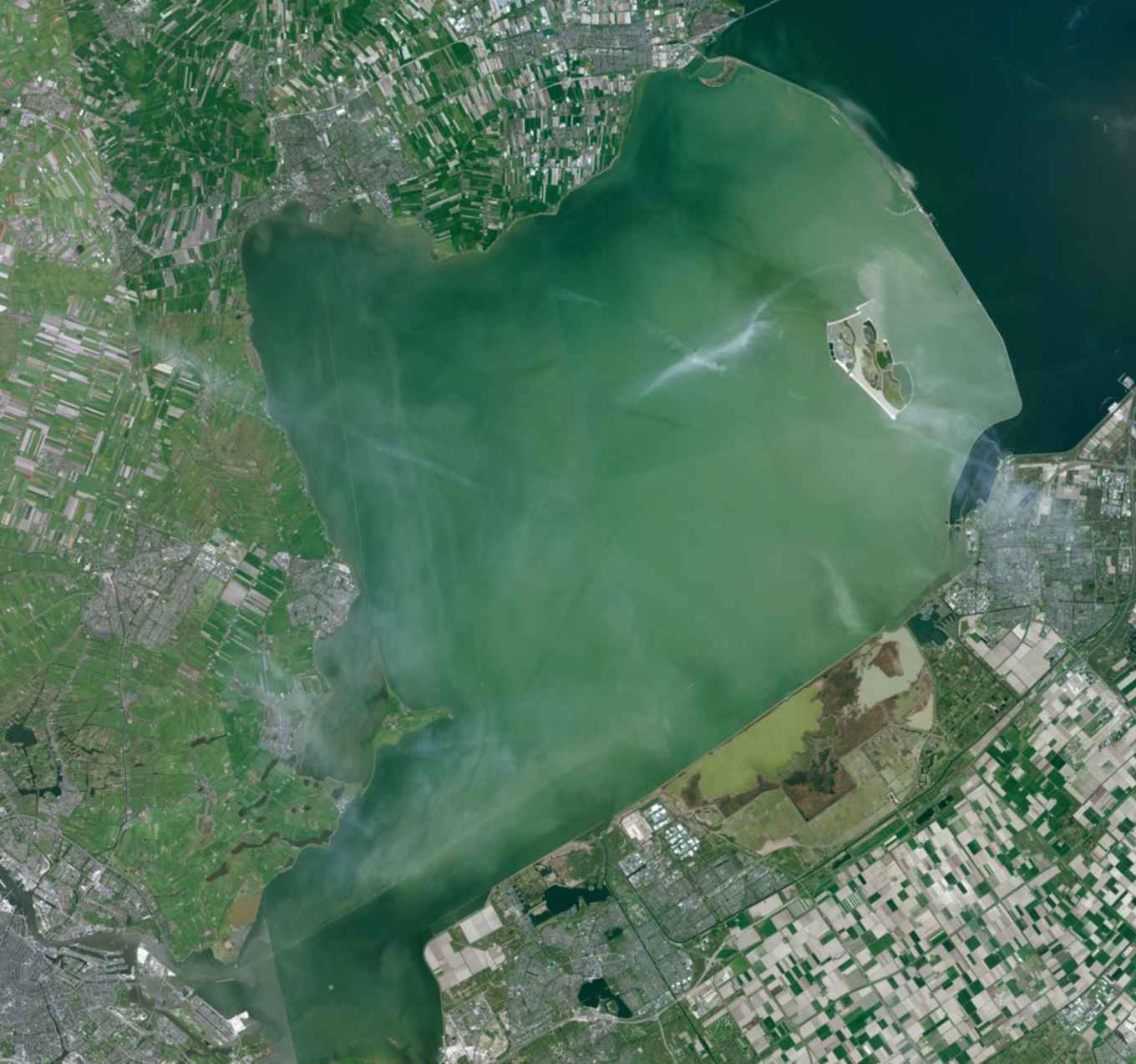 Satellietfoto van het Markermeer, waarop duidelijk te zien is hoe troebel het water is.